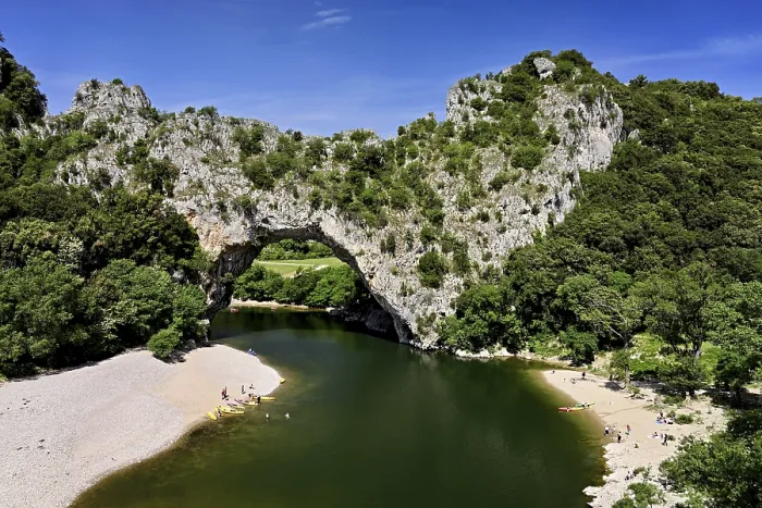 Gerahmter Druck : Kajaks auf dem Ardeche-Fluss. Gerahmter Druck : Kajaks auf dem Ardeche-Fluss.