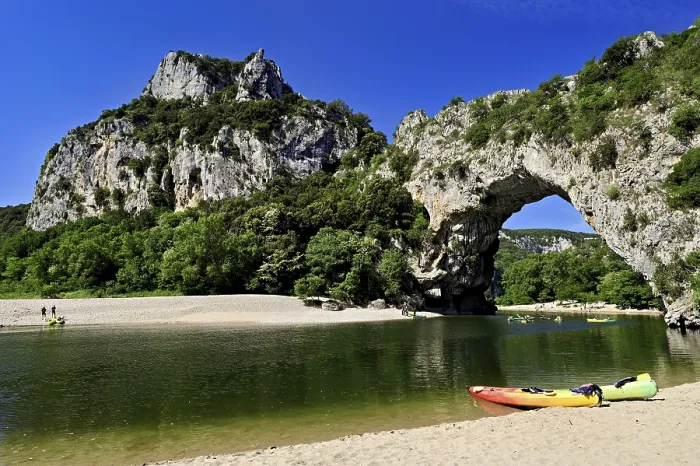 Gerahmter Druck : Kajaks auf dem Ardèche-Fluss. Gerahmter Druck : Kajaks auf dem Ardèche-Fluss.