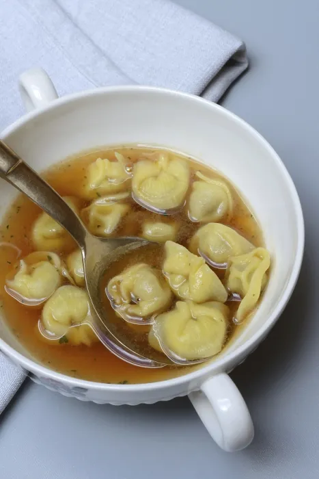 Gerahmter Druck : Cappelletti, Pasta mit Brühe in Schale, Pasta. Gerahmter Druck : Cappelletti, Pasta mit Brühe in Schale, Pasta.