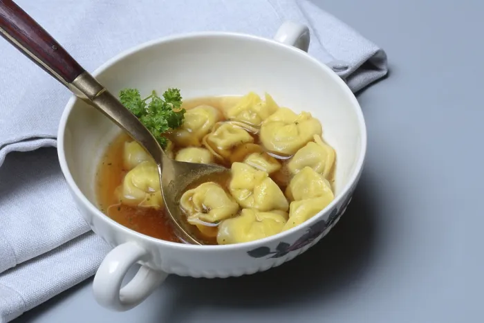 Gerahmter Druck : Cappelletti, Pasta mit Brühe in Schale, Pasta. Gerahmter Druck : Cappelletti, Pasta mit Brühe in Schale, Pasta.