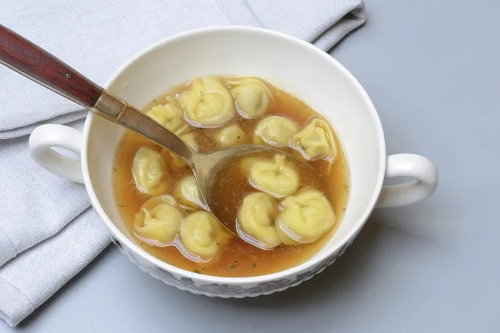 Gerahmter Druck : Cappelletti, Pasta mit Brühe in Schale, Pasta. Gerahmter Druck : Cappelletti, Pasta mit Brühe in Schale, Pasta.