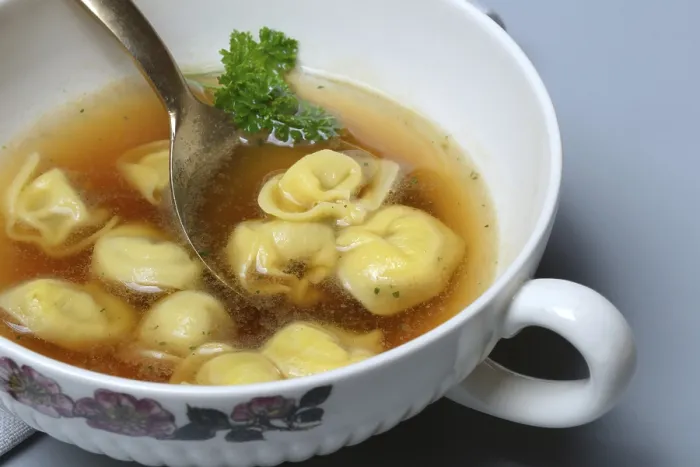 Gerahmter Druck : Kappelletti, Pasta mit Brühe in Schale, Pasta. Gerahmter Druck : Kappelletti, Pasta mit Brühe in Schale, Pasta.