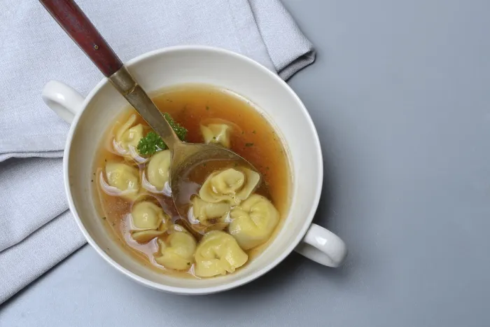 Gerahmter Druck : Italienische Cappelletti in Brühe Gerahmter Druck : Italienische Cappelletti in Brühe