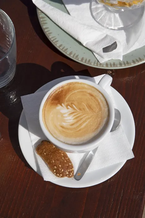 Gerahmter Druck : Kaffee mit Cappuccino-Muster, Kreta Griechenland Gerahmter Druck : Kaffee mit Cappuccino-Muster, Kreta Griechenland