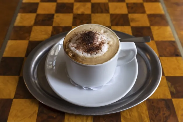 Gerahmter Druck : Kaffee auf Tisch mit Schachbrettmuster. Gerahmter Druck : Kaffee auf Tisch mit Schachbrettmuster.