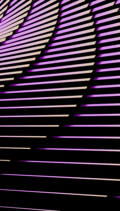 Gerahmter Druck : Ein fesselndes abstraktes Bild, das parallele Linien mit einem violett-grauen Farbverlauf auf einem dunklen Hintergrund zeigt. Gerahmter Druck : Ein fesselndes abstraktes Bild, das parallele Linien mit einem violett-grauen Farbverlauf auf einem dunklen Hintergrund zeigt.