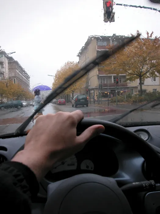Gerahmter Druck : Regenunterlaufende Autofahrt Gerahmter Druck : Regenunterlaufende Autofahrt