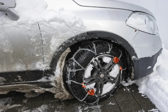 Gerahmter Druck : Schneeketten für Autos. Gerahmter Druck : Schneeketten für Autos.