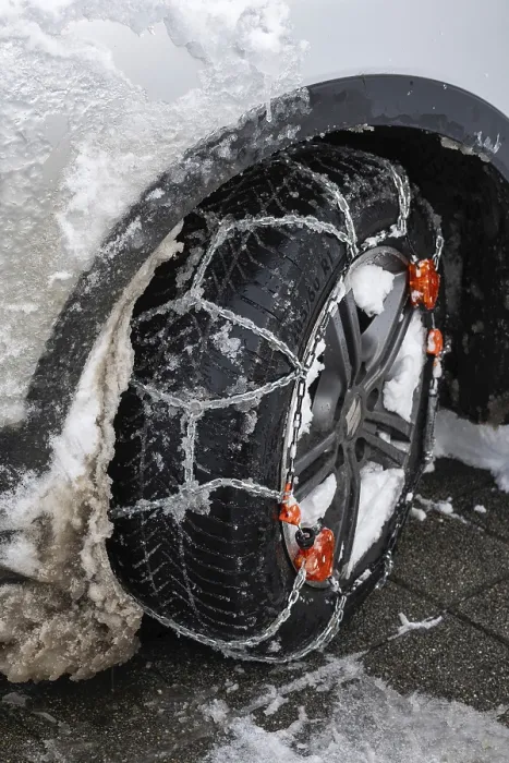 Gerahmter Druck : Schneeketten für Autos. Gerahmter Druck : Schneeketten für Autos.