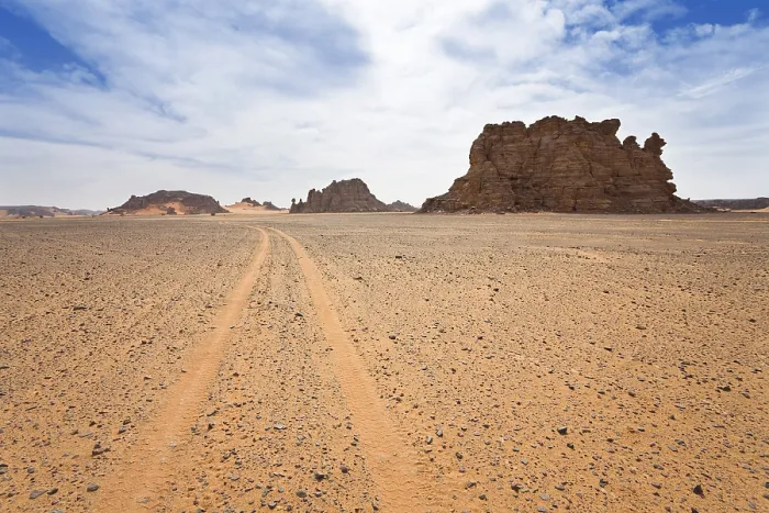 Gerahmter Druck : Bahnstrecke im Libyschen Wüstengebiet. Gerahmter Druck : Bahnstrecke im Libyschen Wüstengebiet.