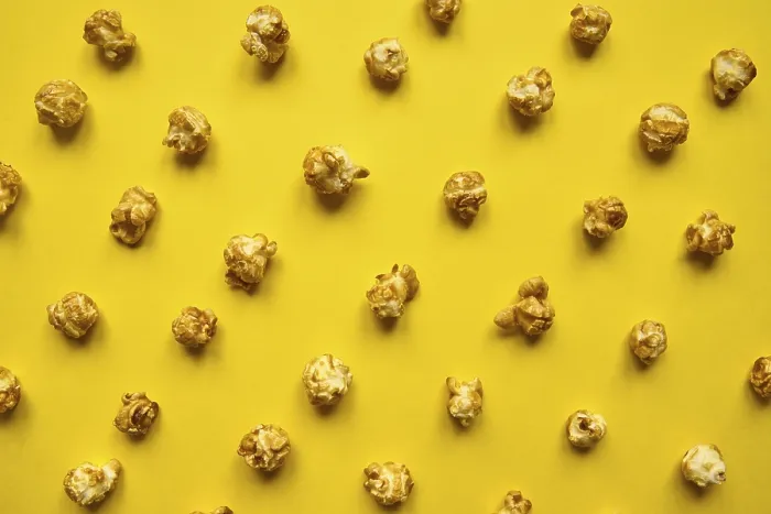 Gerahmter Druck : Karamell-Popcorn-Muster auf gelbem Hintergrund Gerahmter Druck : Karamell-Popcorn-Muster auf gelbem Hintergrund