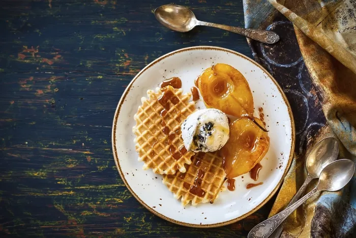 Gerahmter Druck : Karamellisierte Birnen mit Waffeln. Gerahmter Druck : Karamellisierte Birnen mit Waffeln.