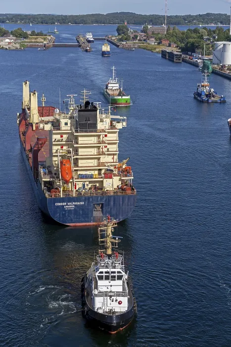 Gerahmter Druck : Frachtschiff wartet vor dem Schleusen. Gerahmter Druck : Frachtschiff wartet vor dem Schleusen.