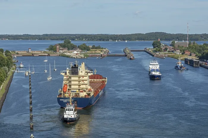Gerahmter Druck : Frachtschiff wartet vor dem Schleusen. Gerahmter Druck : Frachtschiff wartet vor dem Schleusen.