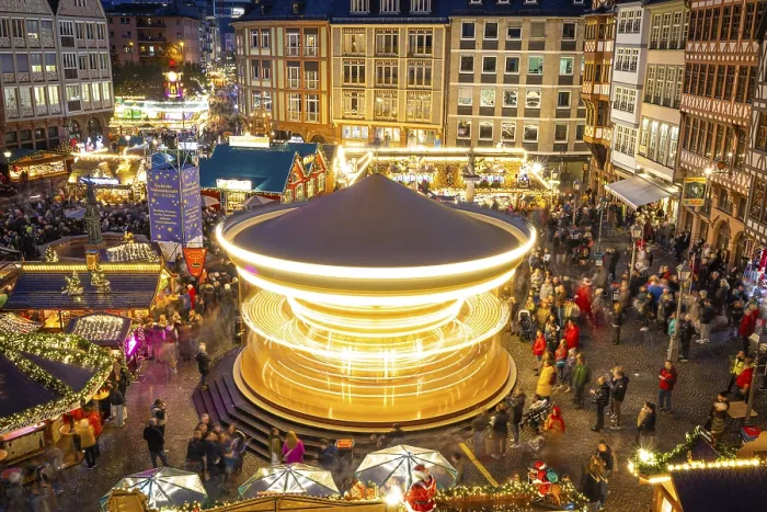 Gerahmter Druck : Der Karussell auf dem Römerberg dreht. Gerahmter Druck : Der Karussell auf dem Römerberg dreht.