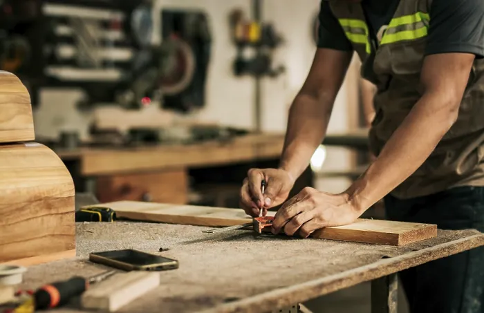 Gerahmter Druck : Tischler verwendet eine Vernier-Caliper, um einen Teil im Werkstatt zu messen. Gerahmter Druck : Tischler verwendet eine Vernier-Caliper, um einen Teil im Werkstatt zu messen.