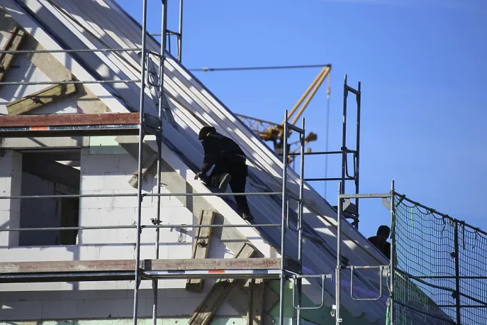 Gerahmter Druck : Holzarbeit an einem im Bau befindlichen Wohngebäude Gerahmter Druck : Holzarbeit an einem im Bau befindlichen Wohngebäude
