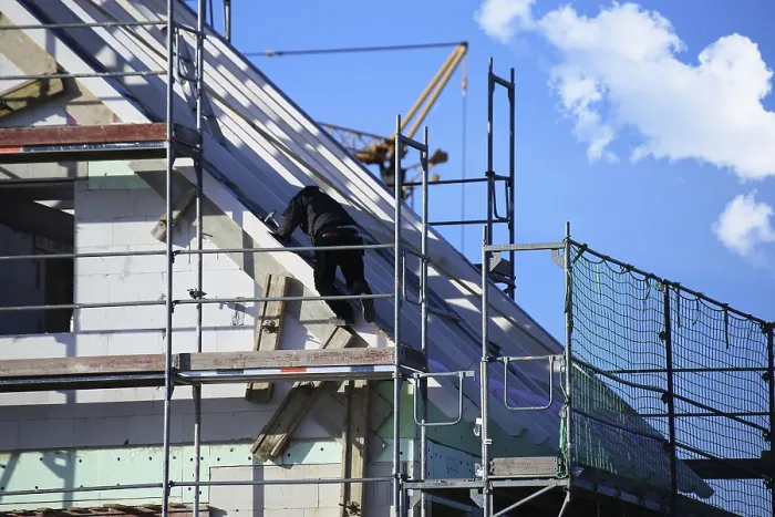 Gerahmter Druck : Holzarbeit an einem im Bau befindlichen Wohngebäude. Gerahmter Druck : Holzarbeit an einem im Bau befindlichen Wohngebäude.