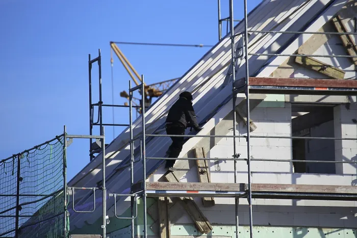 Gerahmter Druck : Holzarbeit an einem im Bau befindlichen Wohngebäude. Gerahmter Druck : Holzarbeit an einem im Bau befindlichen Wohngebäude.