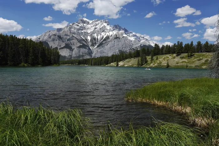 Gerahmter Druck : Bergkette Cascade mit Johnson Lake.