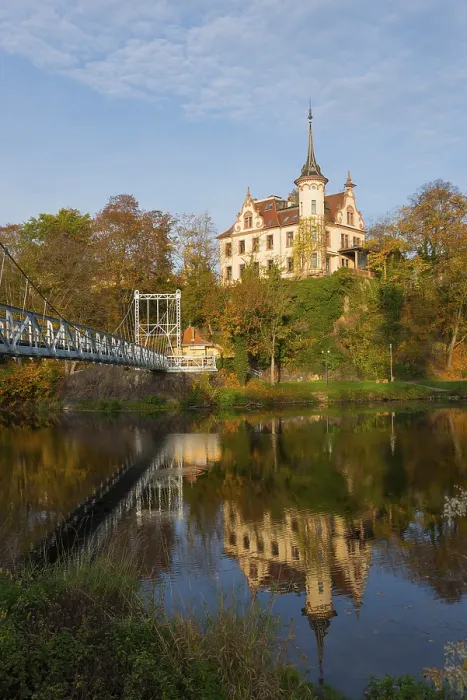 Gerahmter Druck : Schloss auf einem Hügel mit Reflexion im Fluss. Gerahmter Druck : Schloss auf einem Hügel mit Reflexion im Fluss.