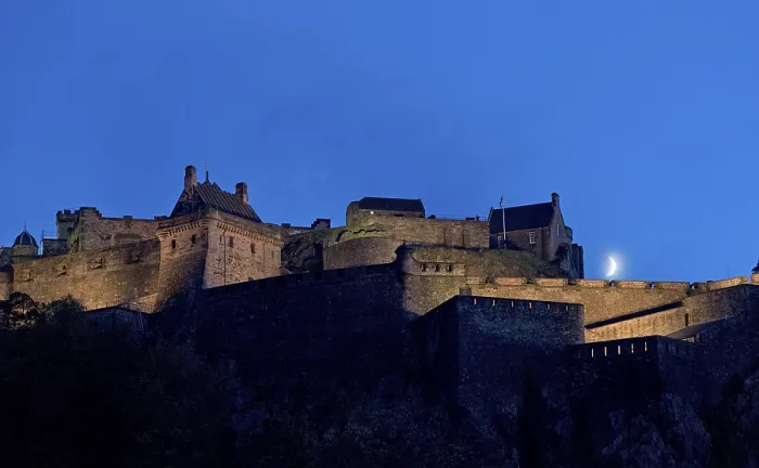 Gerahmter Druck : Schloss bei Nacht mit Halbmond. Gerahmter Druck : Schloss bei Nacht mit Halbmond.
