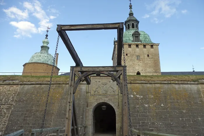 Gerahmter Druck : Schloss mit Mauer und Brücke Gerahmter Druck : Schloss mit Mauer und Brücke