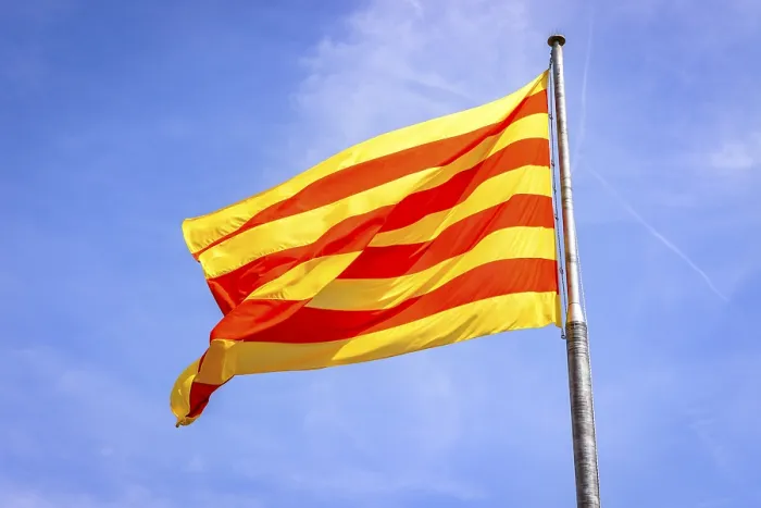 Gerahmter Druck : Das katalanische Flagge weht im Wind. Gerahmter Druck : Das katalanische Flagge weht im Wind.