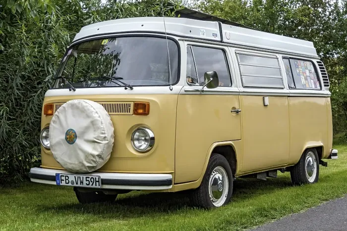 Gerahmter Druck : Oldtimer Volkswagen Typ 2 als Campingbus Gerahmter Druck : Oldtimer Volkswagen Typ 2 als Campingbus