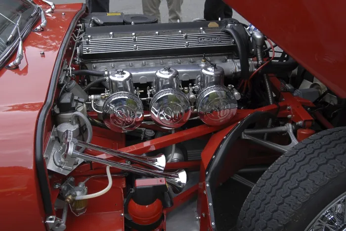 Gerahmter Druck : Motorraum eines Jaguar E-Typ 4 Gerahmter Druck : Motorraum eines Jaguar E-Typ 4