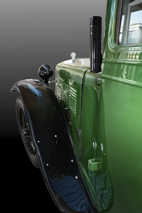 Gerahmter Druck : Seitenansicht eines grünen Oldtimers mit schwarzen Komponenten Gerahmter Druck : Seitenansicht eines grünen Oldtimers mit schwarzen Komponenten