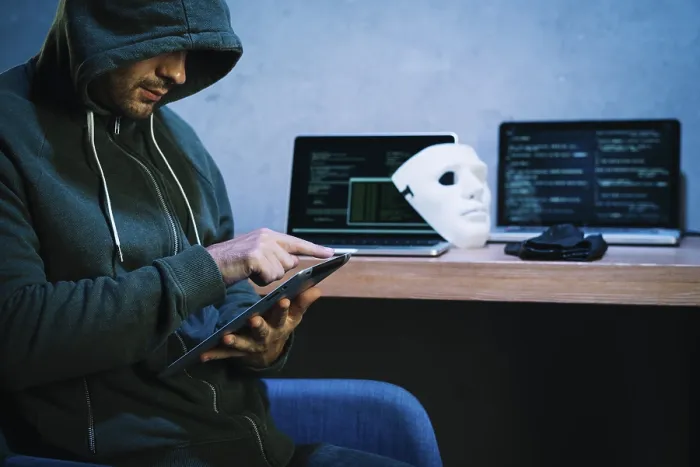 Gerahmter Druck : Hacker nutzt Tablet. Gerahmter Druck : Hacker nutzt Tablet.