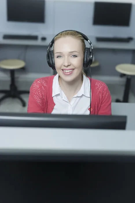 Gerahmter Druck : Schüler lernen in Computerraum. Gerahmter Druck : Schüler lernen in Computerraum.