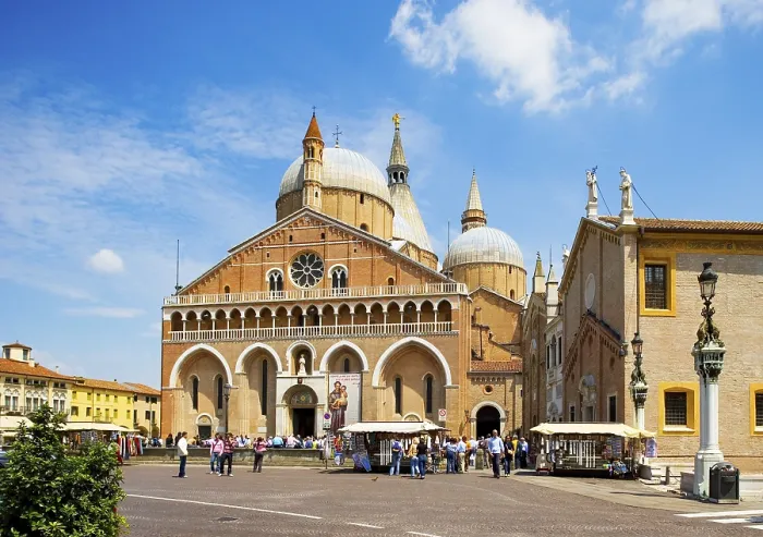 Gerahmter Druck : Domplatz mit Basilika von St. Gerahmter Druck : Domplatz mit Basilika von St.