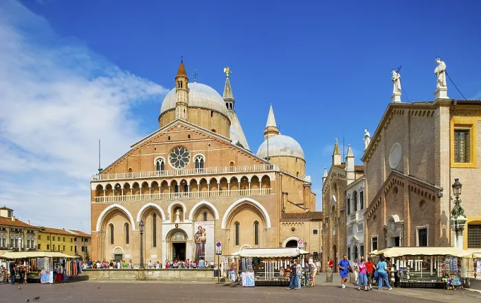 Gerahmter Druck : Domplatz mit Basilika von St Gerahmter Druck : Domplatz mit Basilika von St