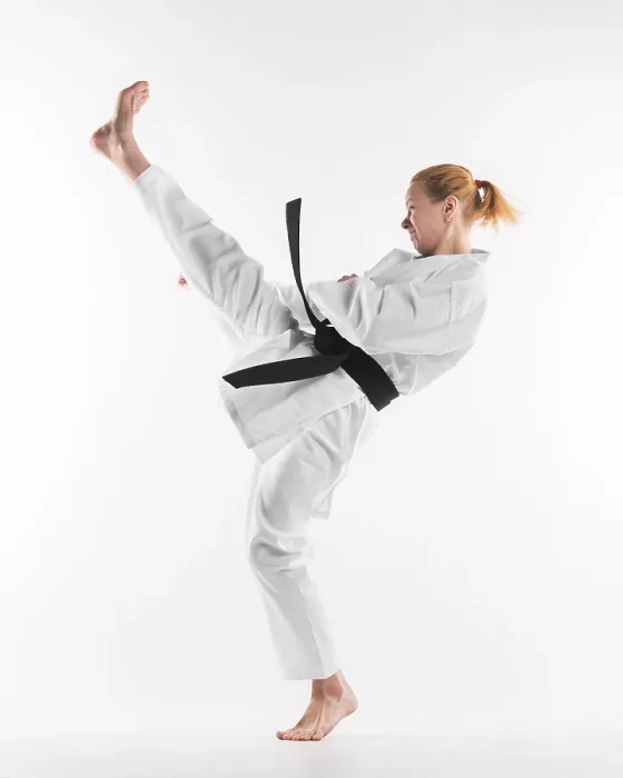 Gerahmter Druck : Kaukasier kämpft mit Karate. Gerahmter Druck : Kaukasier kämpft mit Karate.