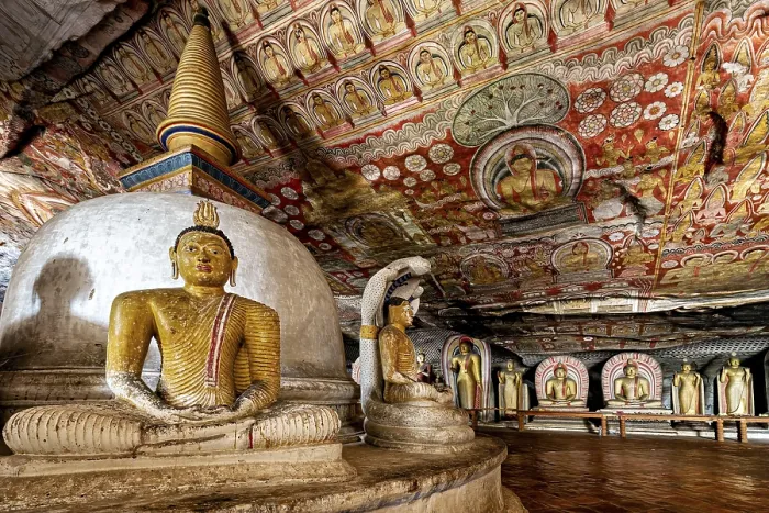 Gerahmter Druck : Innere Höhle mit Stupa und Buddha-Statuen. Gerahmter Druck : Innere Höhle mit Stupa und Buddha-Statuen.