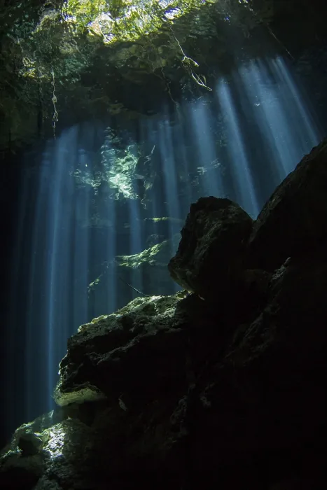 Gerahmter Druck : Höhle der Licht aus der Höhlendecke. Gerahmter Druck : Höhle der Licht aus der Höhlendecke.
