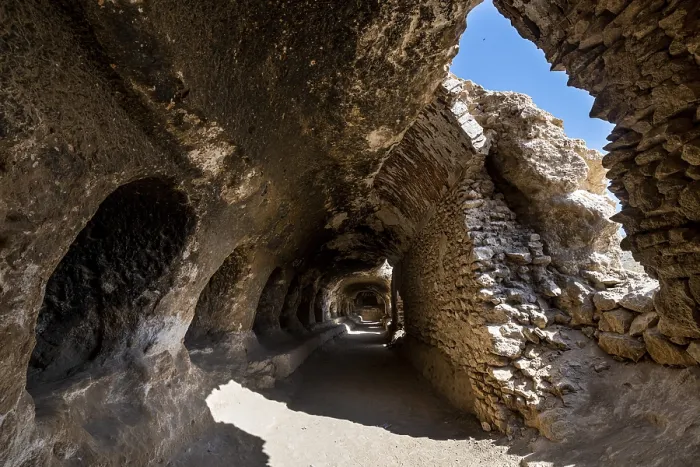 Gerahmter Druck : Höhlensystem im Takht-e Rostam Stupa-Klosterkomplex Gerahmter Druck : Höhlensystem im Takht-e Rostam Stupa-Klosterkomplex