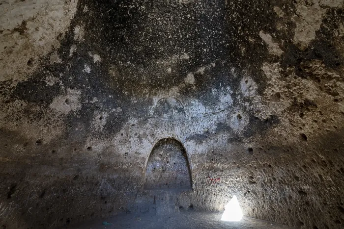 Gerahmter Druck : Höhlensystem im Takht-e Rostam Stupa-Klosterkomplex Gerahmter Druck : Höhlensystem im Takht-e Rostam Stupa-Klosterkomplex