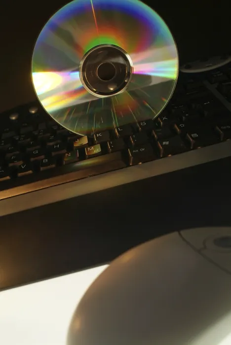 Gerahmter Druck : Cd-Rom-Schachtel auf Computer-Tastatur Gerahmter Druck : Cd-Rom-Schachtel auf Computer-Tastatur