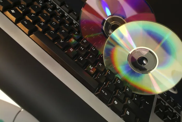 Gerahmter Druck : Cd-Roms auf Computer-Tastatur. Gerahmter Druck : Cd-Roms auf Computer-Tastatur.