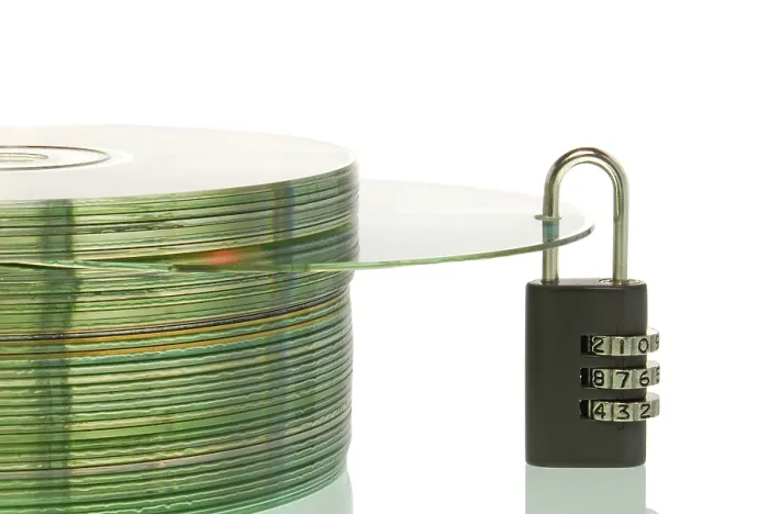 Gerahmter Druck : CD- Stapel mit einer CD und einem Vorhängeschloss. Gerahmter Druck : CD- Stapel mit einer CD und einem Vorhängeschloss.