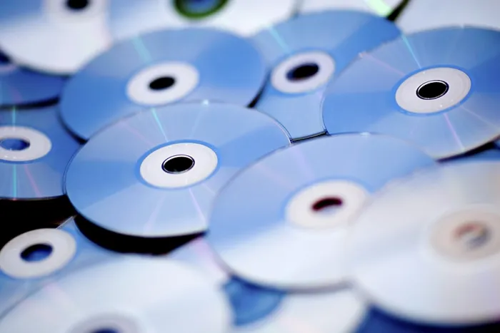 Gerahmter Druck : CDs und DVDs in einer Sammlung Gerahmter Druck : CDs und DVDs in einer Sammlung