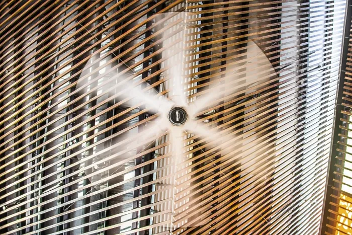 Gerahmter Druck : Dachventilator rotiert, Bewegung, Belüftung. Gerahmter Druck : Dachventilator rotiert, Bewegung, Belüftung.