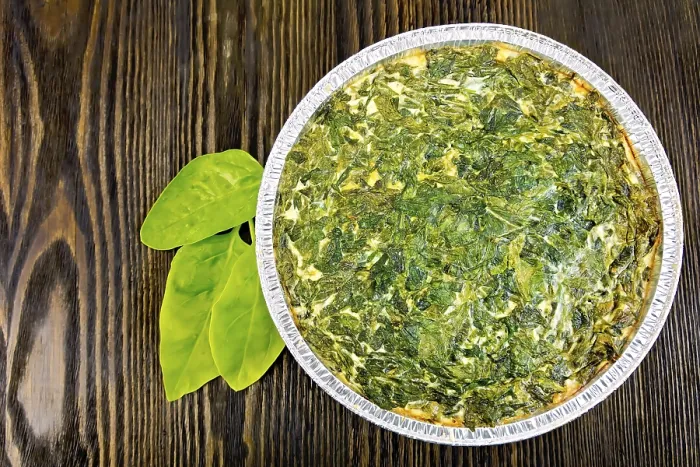 Gerahmter Druck : Zeltischer Kuchen mit Spinat, Tomaten Gerahmter Druck : Zeltischer Kuchen mit Spinat, Tomaten