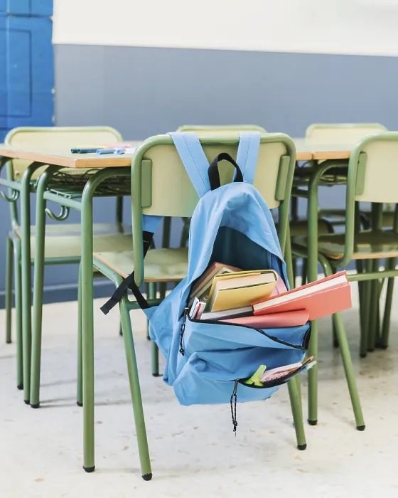 Gerahmter Druck : Stuhl mit Rucksack zur Schule. Gerahmter Druck : Stuhl mit Rucksack zur Schule.