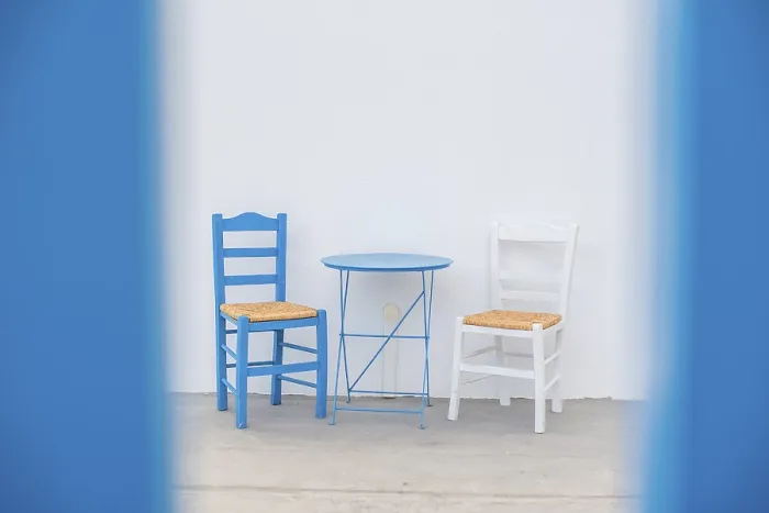 Gerahmter Druck : Zwei Stühle, einer blau und einer weiß. Gerahmter Druck : Zwei Stühle, einer blau und einer weiß.