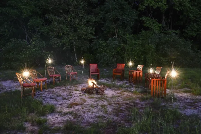 Gerahmter Druck : Stühle am Feuer, Loango Lodge Gerahmter Druck : Stühle am Feuer, Loango Lodge