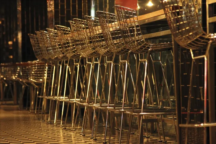 Gerahmter Druck : Stühle in Reihe im Bar. Gerahmter Druck : Stühle in Reihe im Bar.